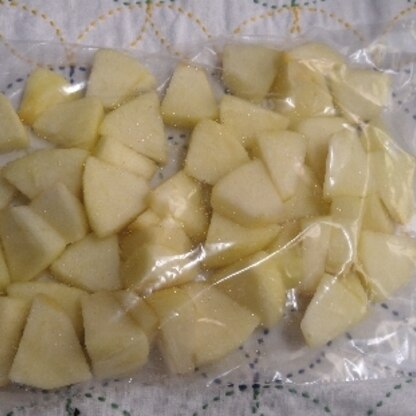 りんごの冷凍も初めてです。1個使いきれない時に便利ですね(*^^*)レシピありがとうございます。